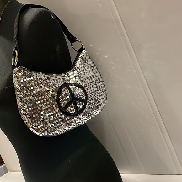 💥💥NWT Fashion Express Silver Sequin w/Black Sequin Peace Sign Shoulder Handbag - Picture 12 of 12